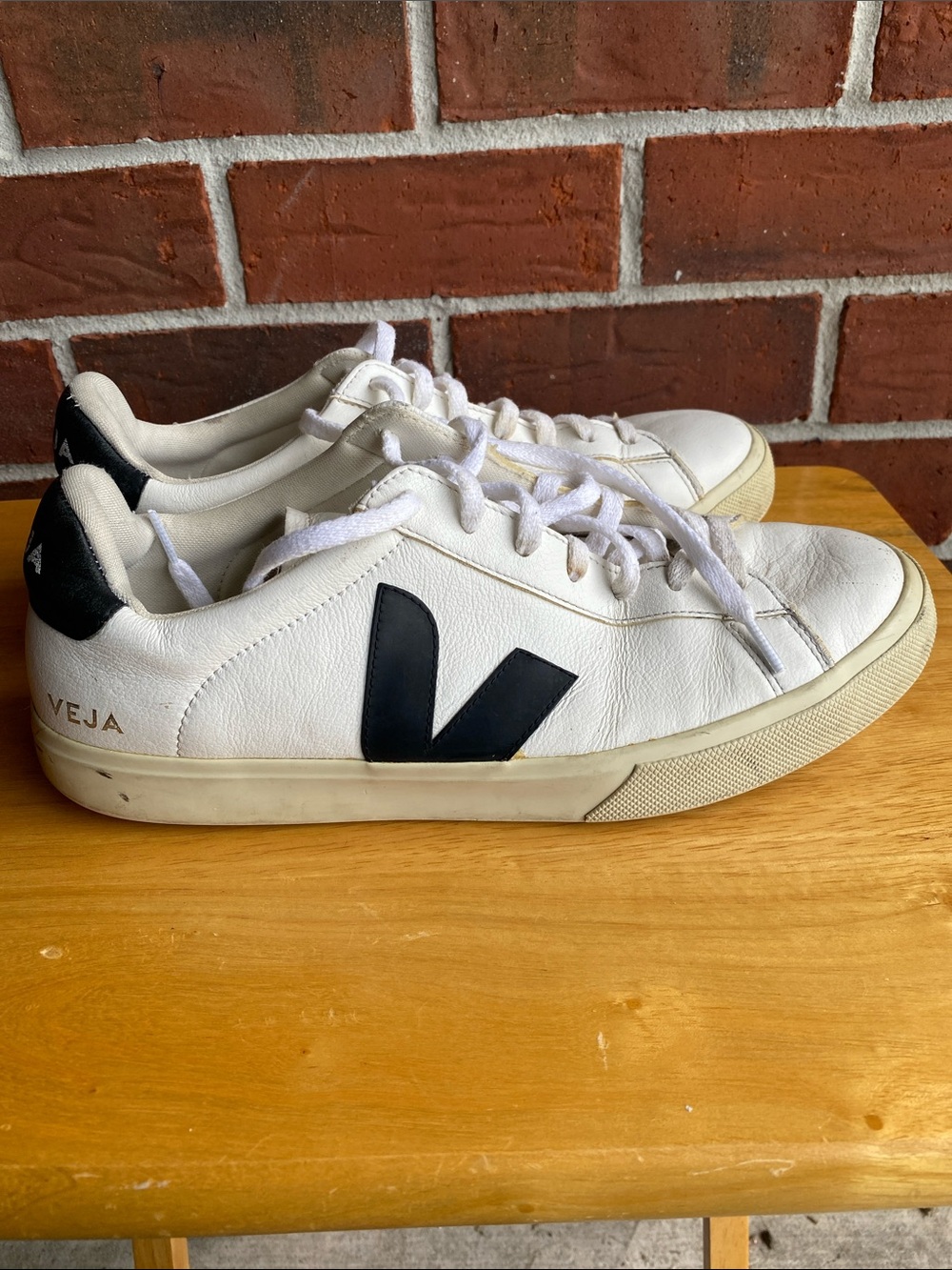 Veja White Men Leather Low Top Sneakers with Black V Accent Size 11.5